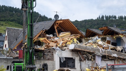 Die Staatsanwaltschaft Trier ermittelt nach dem Hotel-Einsturz in Kröv gegen einen Statiker unter anderem wegen des Verdachts der fahrlässigen Tötung.
