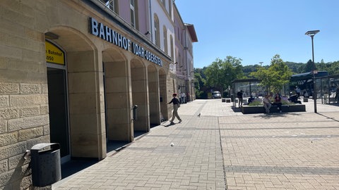 Der neu-gestaltete Bahnhofsvorplatz in Idar-Oberstein lädt zum Verweilen ein. Viele fühlen sich hier aber unsicher. 