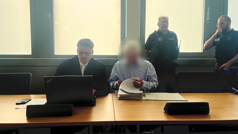 Ein Mann steht in Trier wegen schwerer Brandstiftung vor Gericht, weil er sein Haus in Hockweiler angezündet hatte.