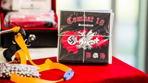 Illegaler Combat 18-Artikel - ein Mann aus der Vulkaneifel steht vor Gericht, weil er Mitglied der rechtsextremen Gruppe sein soll. (Symbolbild).