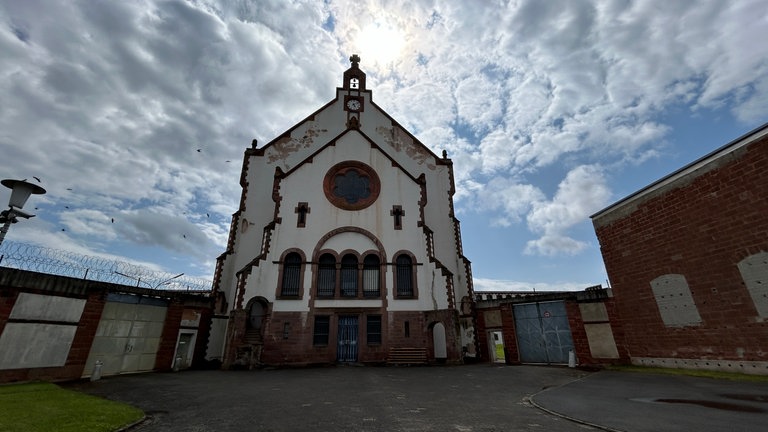 Der Altbau der JVA Wittlich wird saniert. Das soll am Ende 95 Millionen Euro kosten. 