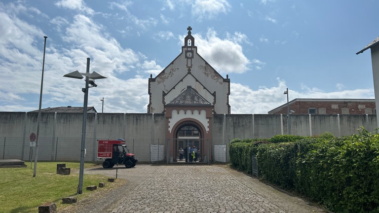 Der Zugang zum Altbau der JVA Wittlich. Ab Dezember beginnt die Sanierung des Gebäudes von 1902. 