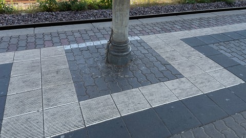 Am Bahngleis ist es im Trierer Hauptbahnhof für blinde Menschen gefährlich. Die Markierung ist veraltet und mit dem Blindenstock kaum wahrnehmbar.