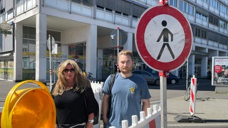 Marion Palm-Stalp und Maximilian Staudt sind blind und kritisieren die gefährliche Situation am Trierer Busbahnhof.