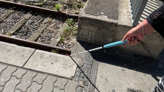 Am Hauptbahnhof Trier gibt es für blinde Menschen oft gar keine Markierung im Boden. Hier steht am unvermittelt am Gleisbett und kann fallen. 