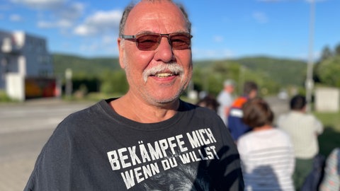 Der Spruch auf dem T-Shirt von Jürgen Adler ist offenbar Programm. Der ehemalige Notarzt legt sich gerade mit dem Land an, um die Klinik in Zell zu retten. 