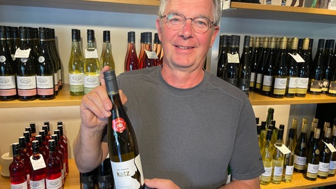 Karlheinz Weis hat den diesjährigen Stadtwein von Zell hergestellt. Natürlich stammen die Reben aus der Großlage "Zeller Schwarze Katz". 