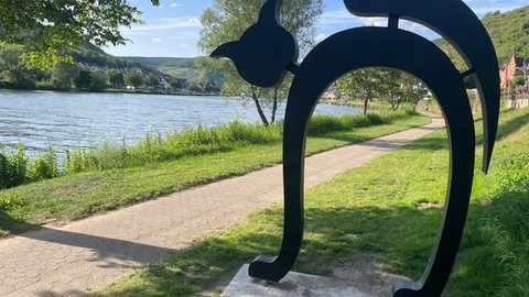 Die "Schwarze Katz" begegnet dem Besucher in Zell auf Schritt und Tritt. Zum Beispiel am Moselufer, wo es jetzt neue Katzenbögen gibt, die als Foto-Rahmen genutzt werden können. 