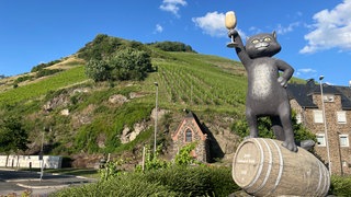 Die "Schwarze Katz" prostet den Besuchern der Stadt Zell am Ortseingang zu. 