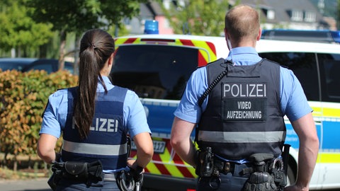Polizei Trier nimmt nach Suche im Stadtgebiet Mann mit Messer an der Mosel fest.