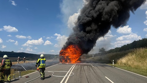 Auf der B269 bei Ellenberg im Landkreis Birkenfeld ist ein LkW in Vollbrand geraten. 