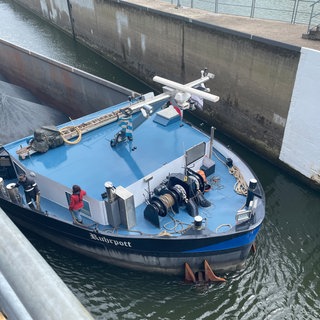 Erstes Schiff in Sankt Aldegund wird moselaufwärts geschleust. 