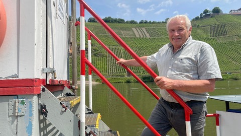 Ortsbürgermeister Rainer Nilles sucht seit zwei Jahren händeringend nach jemandem, der auf der Pündericher Fähre das Steuer übernimmt. 