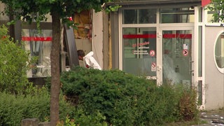 Sechs Männer sind wegen des Verdachts des versuchten Mordes durch Geldautomatensprengungen angeklagt. Sie sollen auch einen Automaten in Jünkerath in der Eifel gesprengt haben.