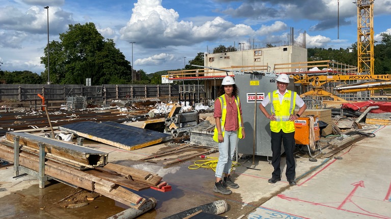 Die Baustelle der neuen Feuerwehrhauptwache mit Kränen an der Südallee.