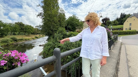 Ursula Wilmsen aus der Südeifel ist froh, dass es in der Eifel neue Pegel gibt. Wie hier in Holsthum.
