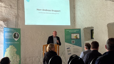 Andreas Kruppert (CDU), Landrat im Eifelkreis Bitburg-Prüm, hat am Donnerstag bei einem Termin mit dem Umweltministerium in Holsthum zum Hochwasser die Pläne für Pegel mit künstlicher Intelligenz vorgestellt.