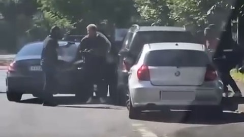 Auf dem Video ist zu sehen, wie ein maskierter Mann einen anderen mit einer Pistole bedroht. 