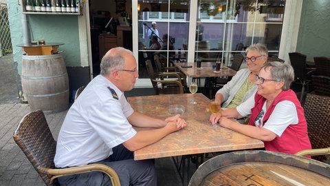 Inzwischen gute Freunde: Feuerwehrchef Jörg Teusch und die Überlebende Erika Sorm. 