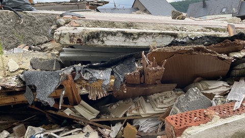 Noch immer liegen Trümmer, wo einmal der Anbau der Reichsschenke in Kröv war. 