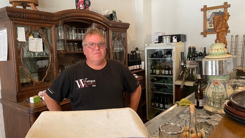 Rainer Müllers betreibt die Weinschenke neben dem eingestürzten Hotel. Er war einer der ersten Helfer am Unglücksort. 