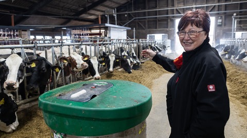 Landwirtin im Kuhstall.