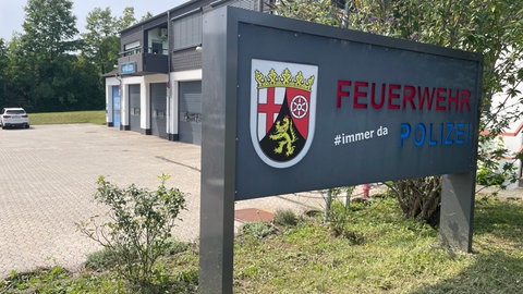 Die Polizeiwache im Stadtteil Traben liegt etwas abgelegen an der Straße Richtung Kövenig. Sie ist nur montags bis freitags von 7 bis 16 Uhr besetzt.