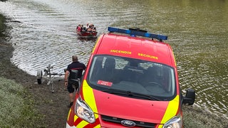 Luxemburgische Rettungskräfte helfen per Boot bei der Bergung zweier abgestürzter Wanderer in der Südeifel. Der Unfall ereignete sich in der Nähe der Burg Falkenstein.