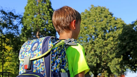 Immer mehr Eltern sehen dem Schulstart mit Sorge entgegen: Ein gefüllter Schul-Rucksack kann schnell bis zu 250 Euro kosten. 
