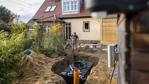 Eine unterirdische Regenwasserzisterne speicher Wasser das vom Dach kommt. Es kann im Haushalt in der Toilette und der Waschmaschine genutzt werden.