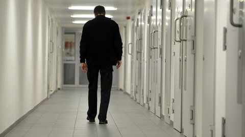 Ein Mitarbeiter in einem Gang der JVA Wittlich.