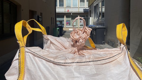 Durchfahrt verboten: Selbst kleine Gassen sichert die Stadt Wittlich mit sogenannten Bigbags, damit keine Autos in die Menschenmengen fahren können. 