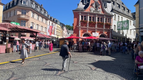 Auch am Dienstag wird auf der Säubrennerkirmes weitergefeiert - wie hier auf dem Marktplatz. Für die Familie des Opfers ist das nur schwer zu ertragen. 