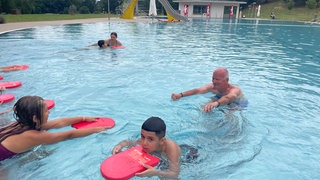 Mehr Lehrer, mehr Bäder und mehr Schwimmzeit. So sollen Trierer Grundschüler jetzt besser schwimmen lernen.