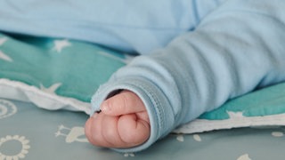 Ein Vater soll ein drei Monate altes Baby zu Tode geschüttelt haben. (Symbolbild)