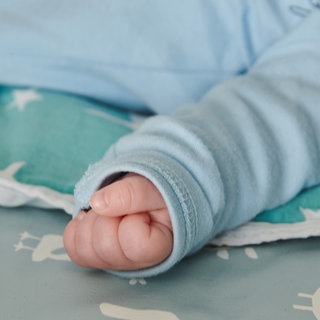Ein Vater soll ein drei Monate altes Baby zu Tode geschüttelt haben. (Symbolbild)