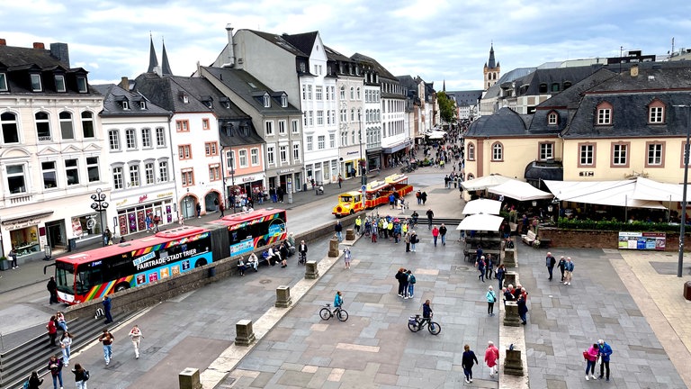 Die Südansicht des Porta-Nigra-Platzes mit Busverkehr und der durch die Busspur abgetrennten Fußgängerzone.
