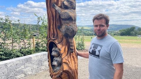 Jonas Hermann aus Allenbach hat die Skulpturen im kanadischen Dorf gestaltet. 