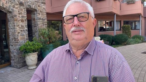 Ortsbürgermeister Alfred Reicherts trinkt, wie viele Einheimische auch, gerne mal einen Kaffee im Restaurant des "Marienhöh". Das kleine Hunsrück-Örtchen Langweiler freut sich über immer mehr Touristen im Ort.