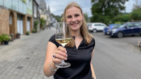 Eine der aktuell amtierenden Moselweinprinzessinen 