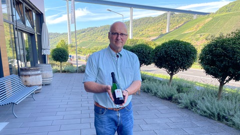 Im vergangenen Jahr haben sich 24 Betriebe an der Mosel zusammengeschlossen, um einen alkoholfreien Riesling auf den Markt zu bringen. Unter ihnen ist auch Johannes Selbach aus Zeltingen-Rachtig.
