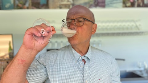 Ein Schluck alkoholfreier Schaumwein: Moselwinzer Johannes Selbach ist zufrieden mit dem Ergebnis, obwohl er kein Fan von alkoholfreien Weinen ist.