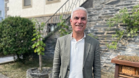Norbert Müller vom Dienstleistungszentrum Ländlicher Raum Mosel hat gemeinsam mit 24 Moselwinzern einen alkoholfreien Wein entwickelt.