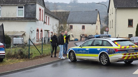 Zwei Jugendamtsmitarbeiter sind bei einem Vor-Ort-Termin in Gerolstein angegriffen worden. Ein Mitarbeiter ist dabei mit einem Messer verletzt worden.