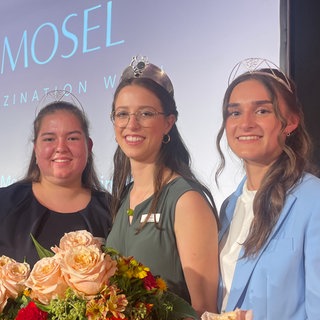 Diese vier jungen Frauen sind zur Wahl der Mosel-Weinkönigin angetreten. Sie tragen alle eine Krone