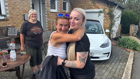 Die neue Besitzerin Josephine Bauer und die Ziehmutter von Hirsch "Henry" liegen sich in den Armen.