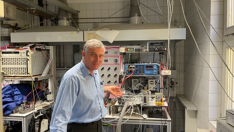 Professor Gregor Hoogers befasst sich am Umweltcampus Birkenfeld bereits seit Jahrzehnten mit Wasserstoff-Technik. 