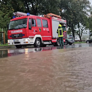 Eine überschwemmte Straße in Bollendorf an der Sauer. Die Unwetter haben in Rheinland-Pfalz keine größeren Schäden angerichtet.