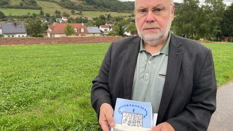 Dieter Burgard hat 1994 das erste Buch über das NS-Frauenstraflager in Flußbach geschrieben. 