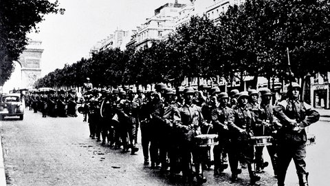 1940 patrouillieren Wehrmachtsoldaten durch die Champs-Elysees in Paris. 